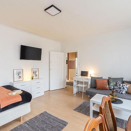 Room, Pirenejska 20 Cozy Rooms Warszawa Eksteriør billede
