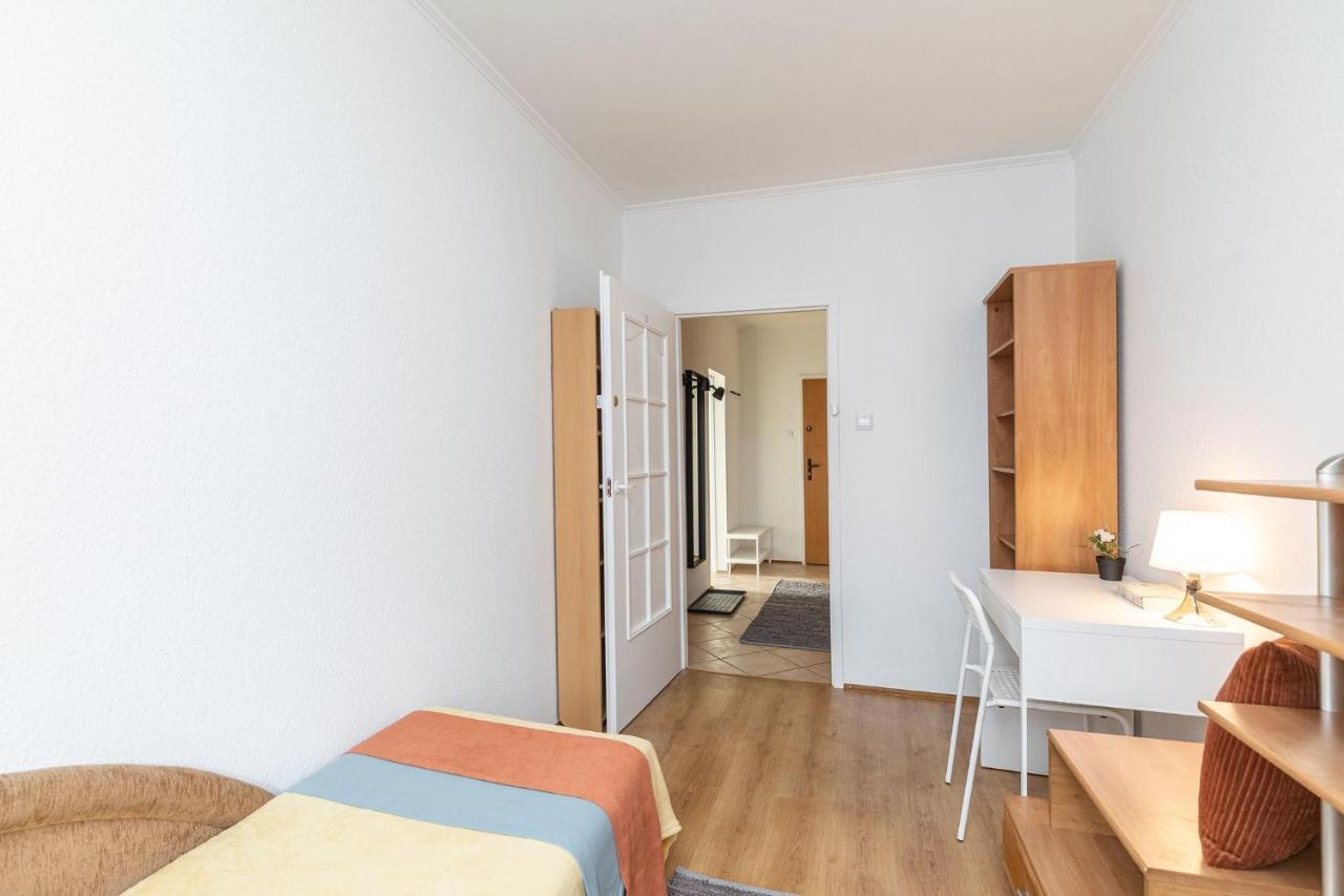 Room, Pirenejska 20 Cozy Rooms Warszawa Eksteriør billede